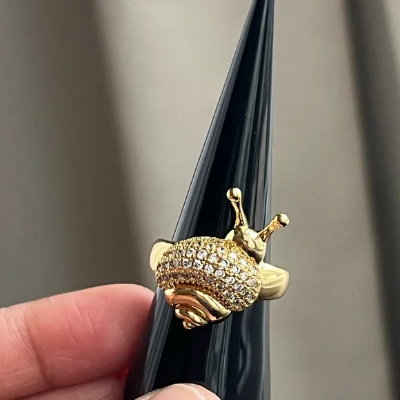 Adjustable pavé covered gold snail ring - Picture 5 of 5